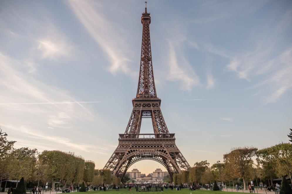 tour Eiffel depuis le Champs de Mars (c) Emeric Livinec