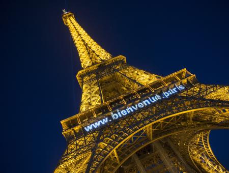 Torre Eiffel durante la noche con el dominio .paris